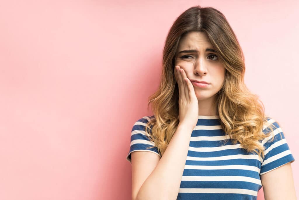 toothache pain, see an emergency dentist